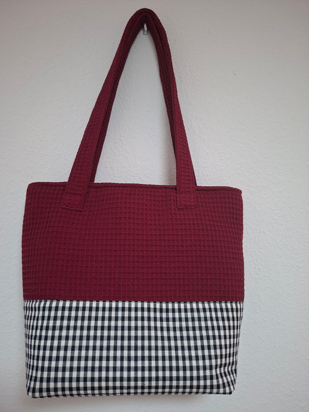 Bolso Artesanal Granate con Bolsillo Decorativo