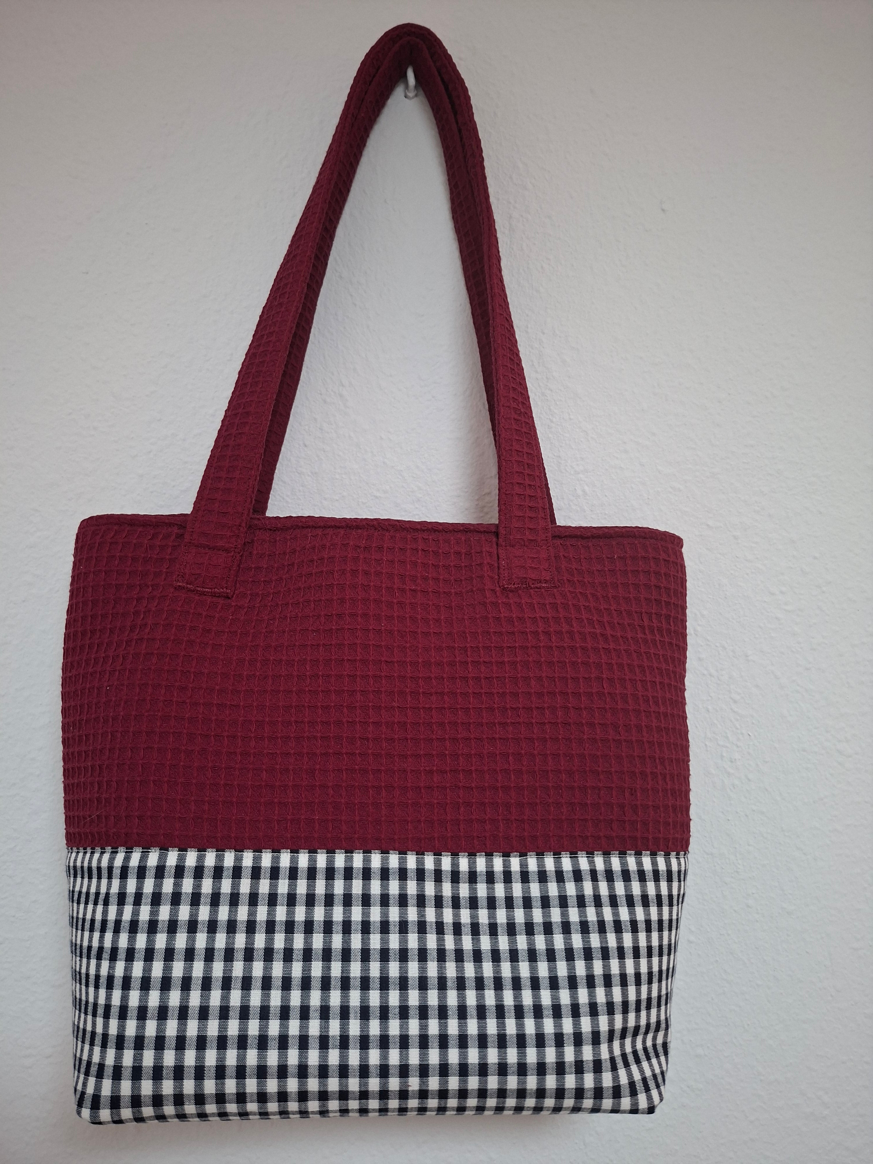 Bolso Artesanal Granate con Bolsillo Decorativo