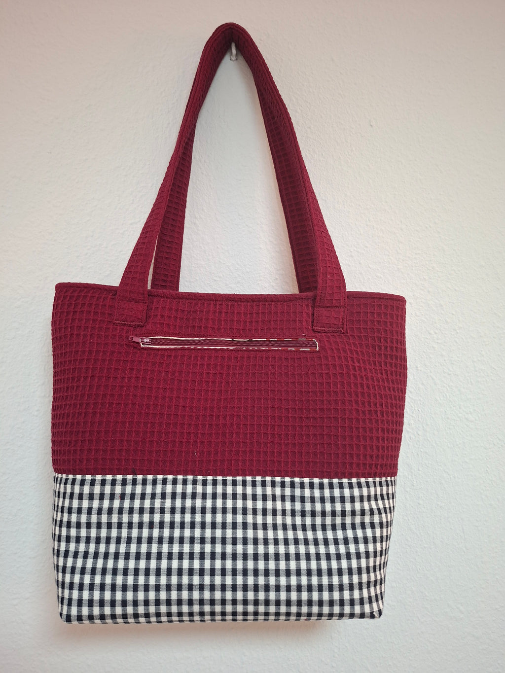 Bolso Artesanal Granate con Bolsillo Decorativo