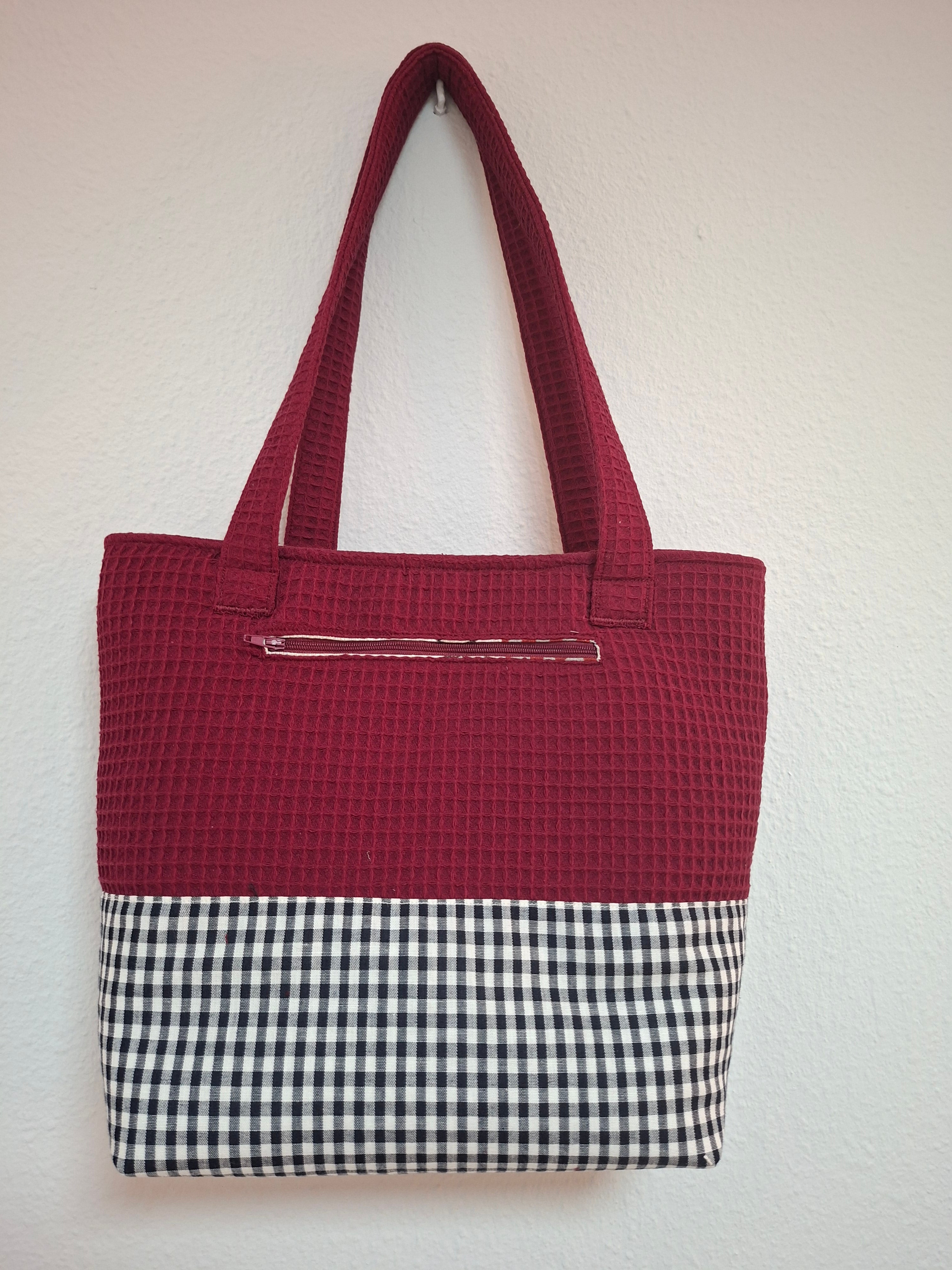 Bolso Artesanal Granate con Bolsillo Decorativo